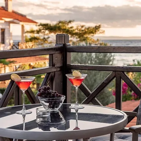 Onar Seafront Maisonette Holiday home *
