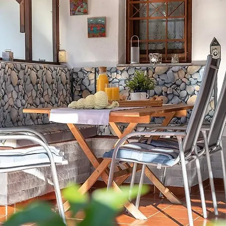 Onar Seafront Maisonette Holiday home