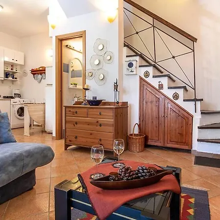 Onar Seafront Maisonette Holiday home