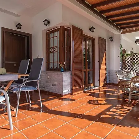 Onar Seafront Maisonette Holiday home